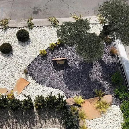 *central Lakeside Apt*swimming Pool & Free Parking *